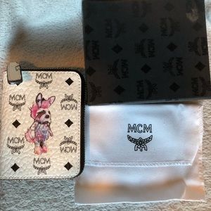 MCM rabbit zip around card holder limited edition